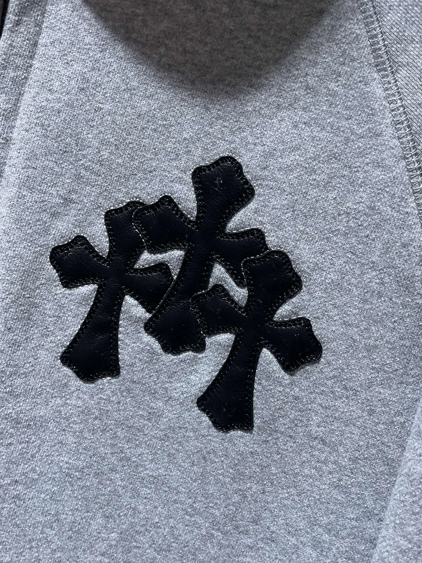 P260 Chrome Hearts counter synchronization ❤️ Same style as Tony Leung ❤️ Chrome patchwork leather cross long-sleeved zipper sweatshirt Improved customized version 1:1 high-weight high-quality fabric Recommended color: black gray Size: S, M, L, XL